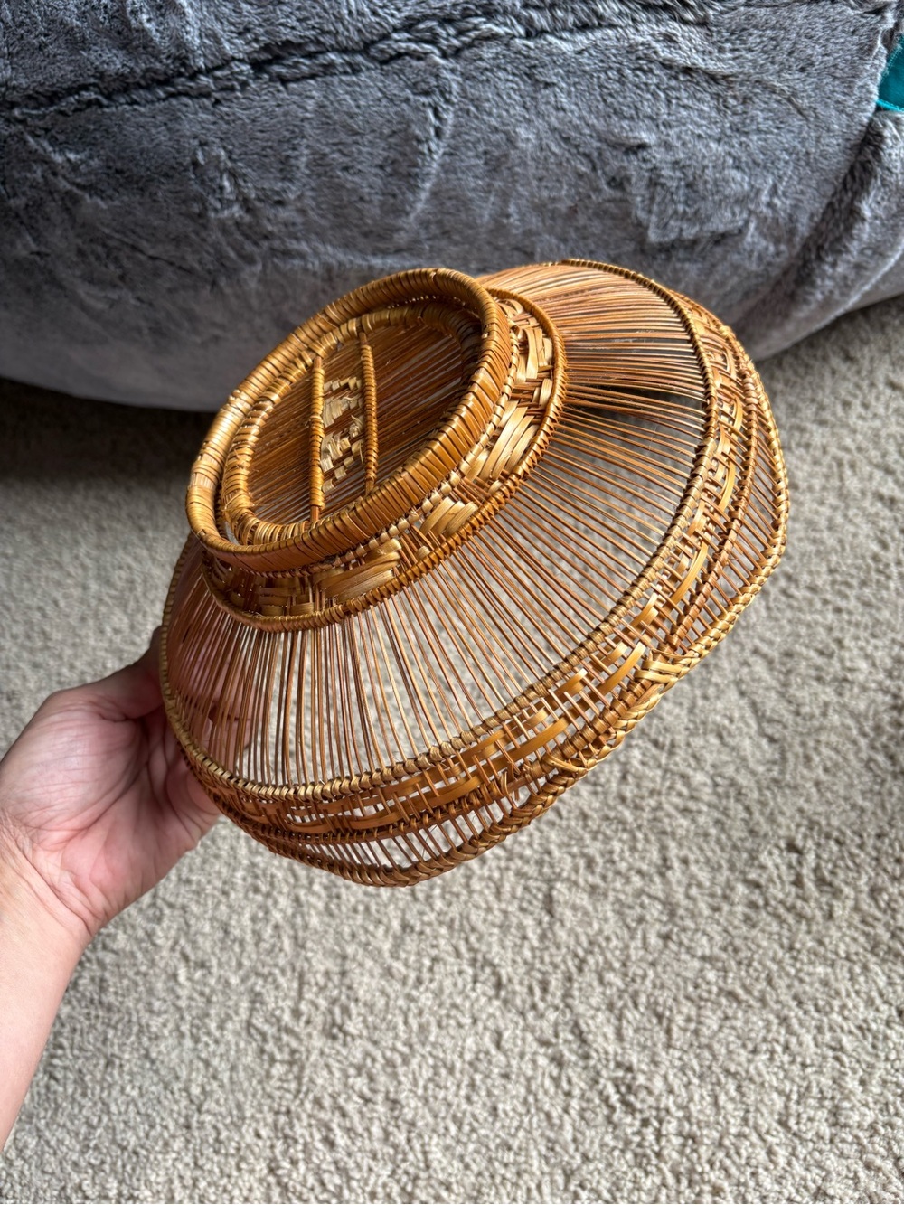 vintage mid-century footed round basket made of woven bamboo and pencil reed - Picture 5 of 9